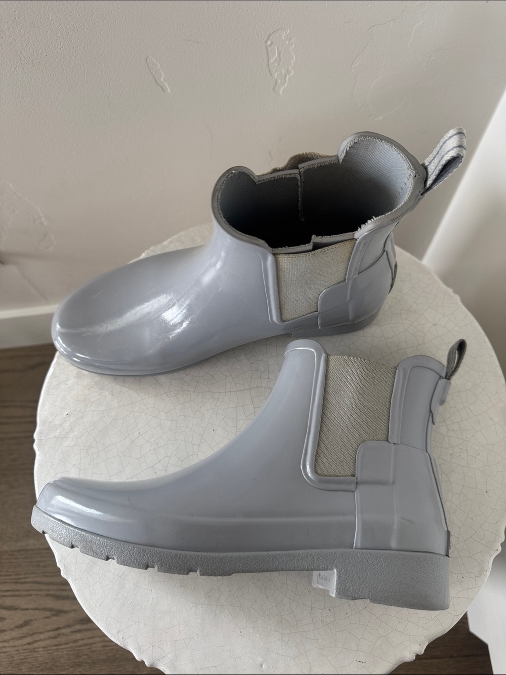 Hunter Glossy Light Gray Chelsea Rubber Rain Ankle Booties Casual Size 7 GUC
